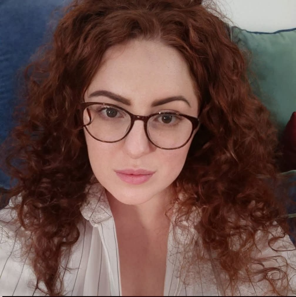 ליה מאור במשקפיים